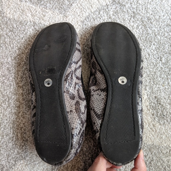 Charlotte Russe Snakeprint Flats - Picture 8 of 8